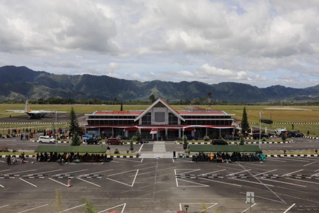 Bandara Rembele, Benar Meriahkah?